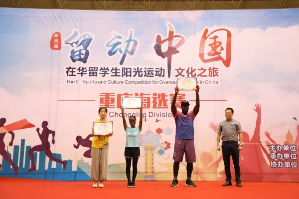 1528558378517048792.jpg 7 为海选赛前三名颁奖.jpg